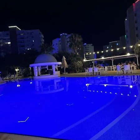 Schoenes Mit Meerblick Auf Nordzypern, In Caesar Blue Isabella 70