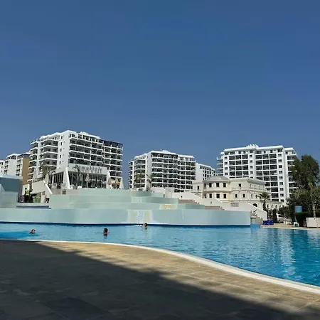 Schoenes Mit Meerblick Auf Nordzypern, In Caesar Blue Isabella 70