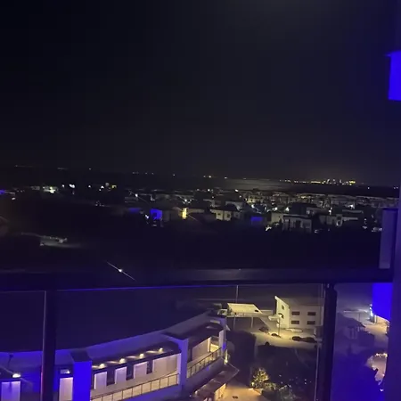 Schoenes Mit Meerblick Auf Nordzypern, In Caesar Blue Isabella 70 *