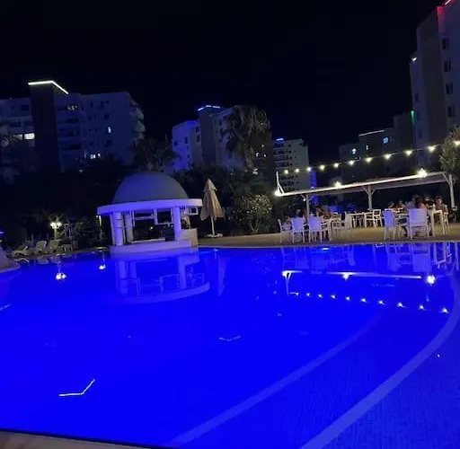 Schoenes Mit Meerblick Auf Nordzypern, In Caesar Blue Isabella 70